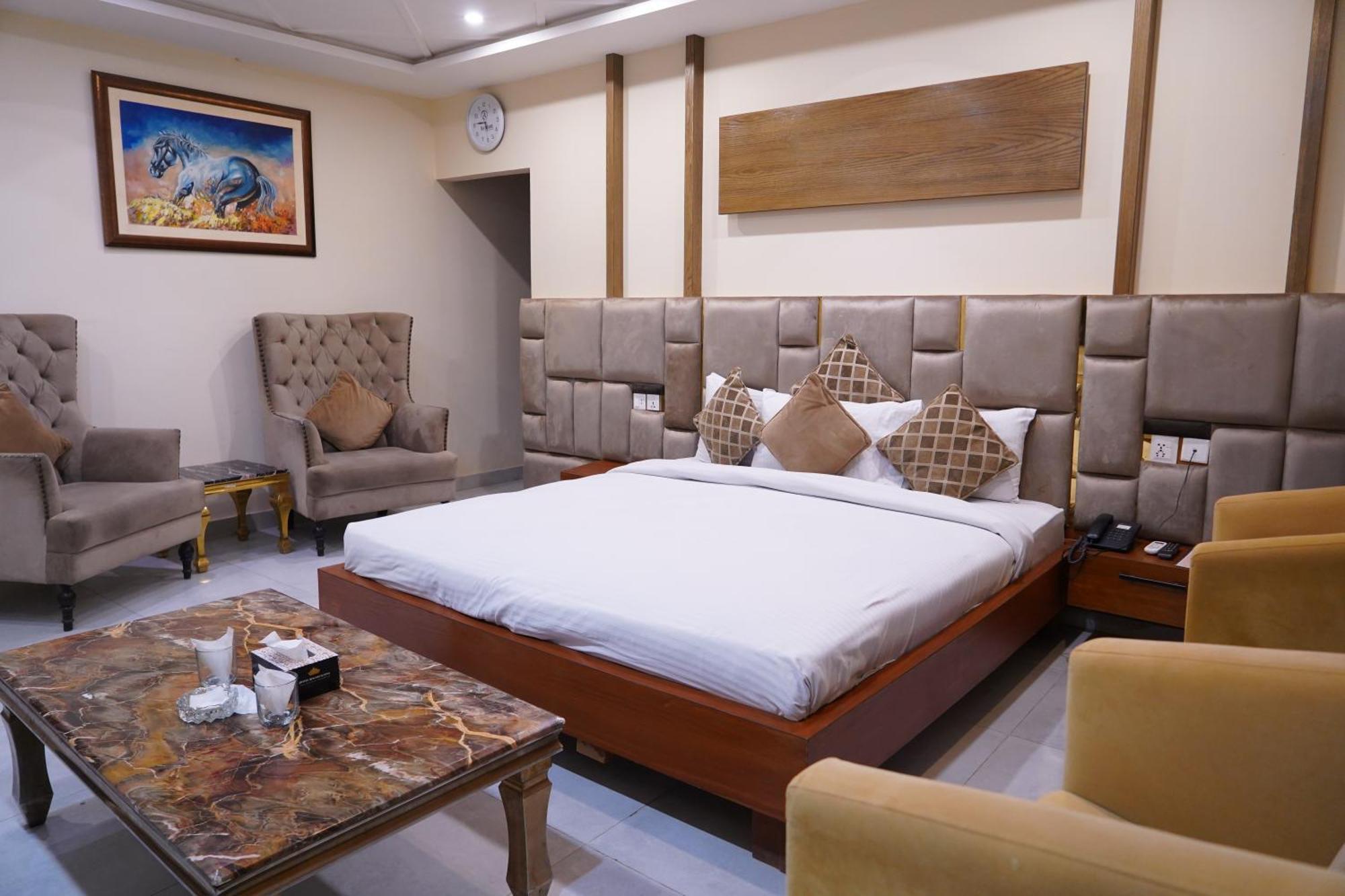 Hotel Avalon Suites Multan Dış mekan fotoğraf