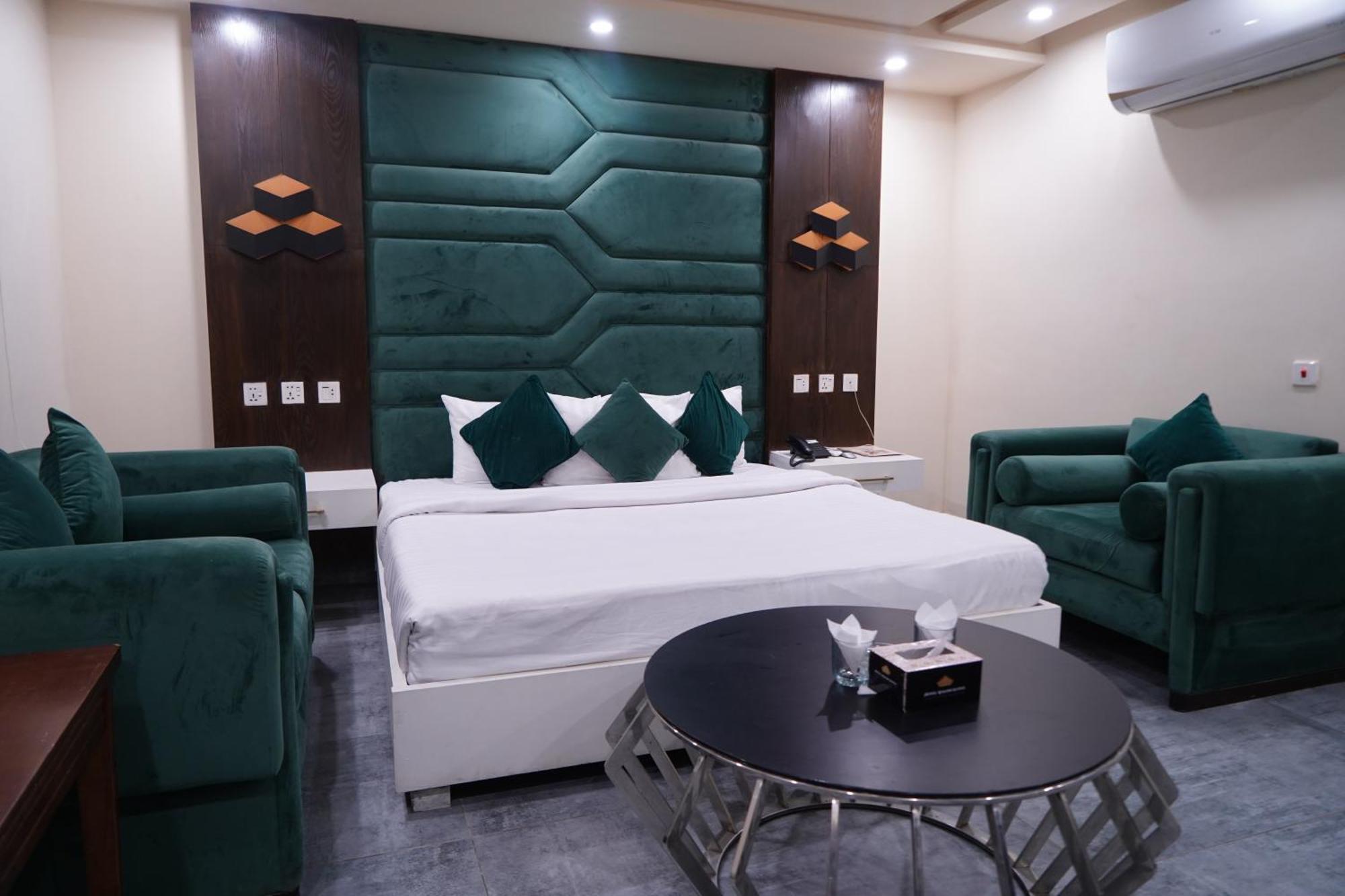 Hotel Avalon Suites Multan Dış mekan fotoğraf