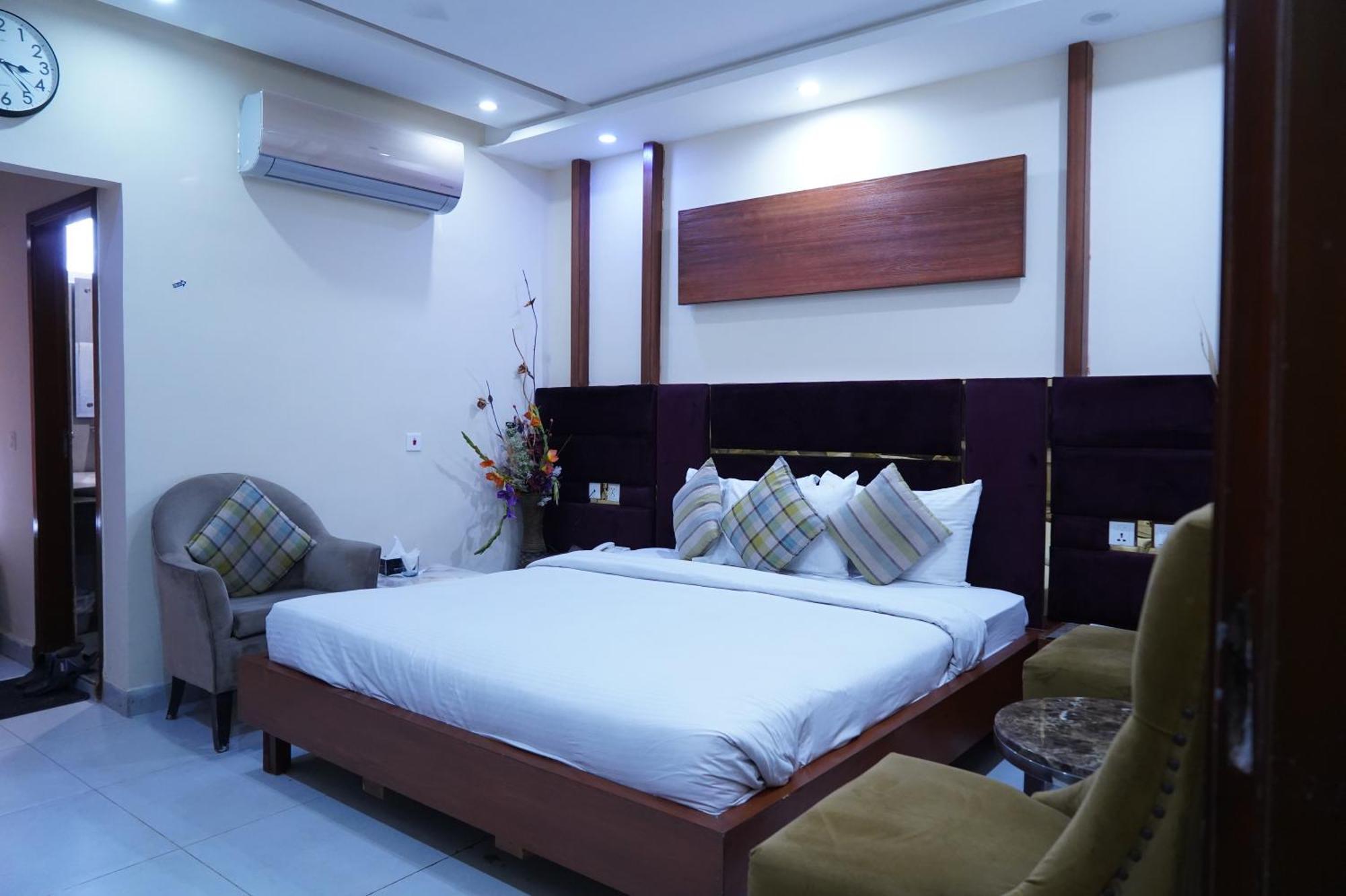 Hotel Avalon Suites Multan Dış mekan fotoğraf